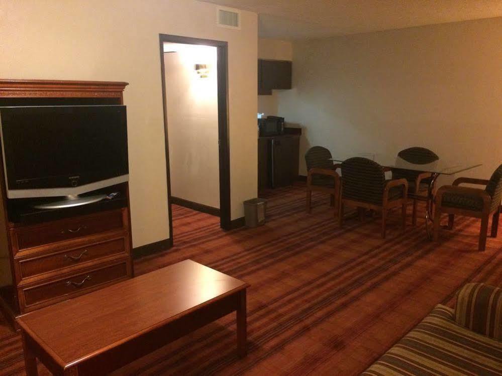 Plaza Hotel And Suites 派恩布拉夫 外观 照片