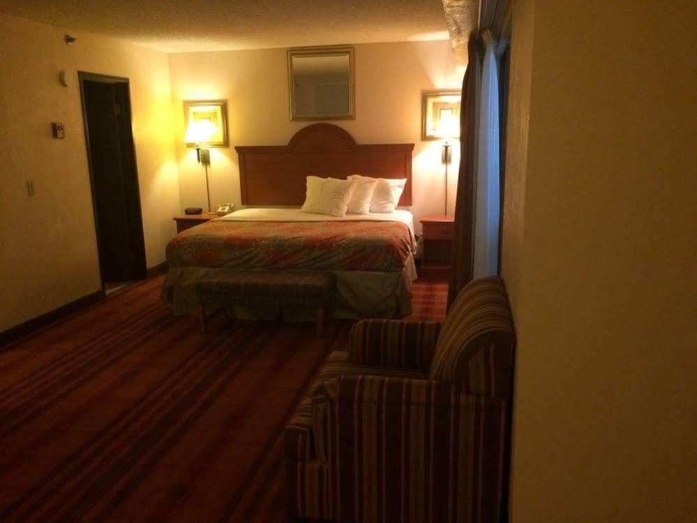 Plaza Hotel And Suites 派恩布拉夫 外观 照片